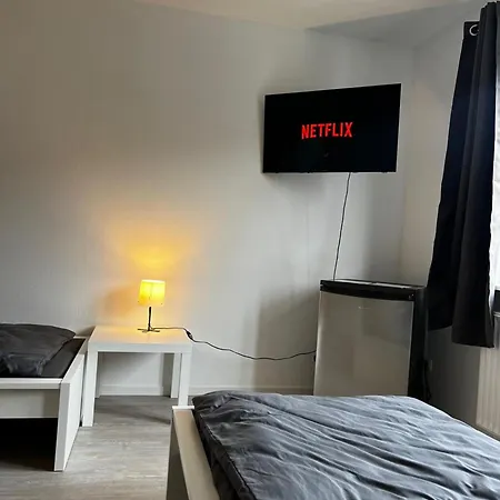 3 Bedroom 5 Singlebeds, Free Parking, Near Autobahn A7, Nord Appartement Neumünster